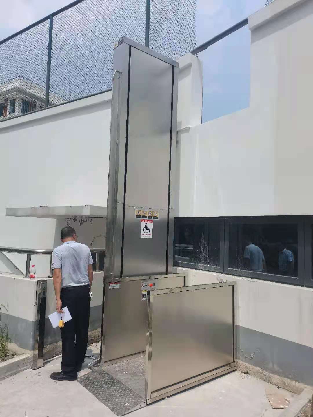 <b>無障礙升降平臺</b> <b>無障礙升降平臺</b>