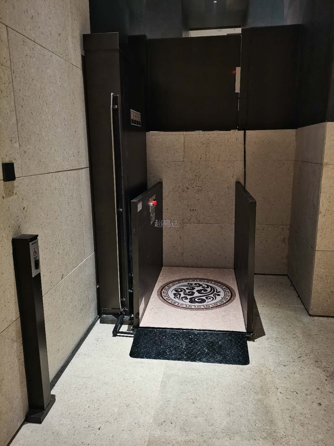 <b>螺桿無障礙升降</b> <b>螺桿無障礙升降</b>